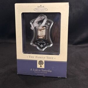 Hallmark 2002 Keepsake‎ Family Tree Ornament "A Link to Yesterday" Photo Holder
